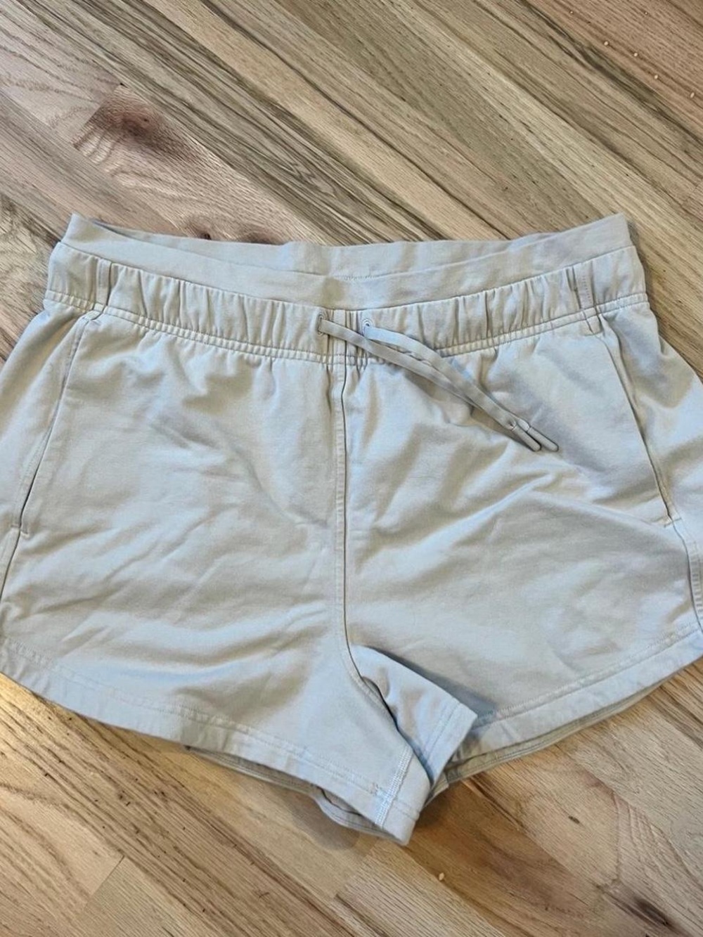 NEW LULULEMON Cream Shorts - Picture 2 of 3